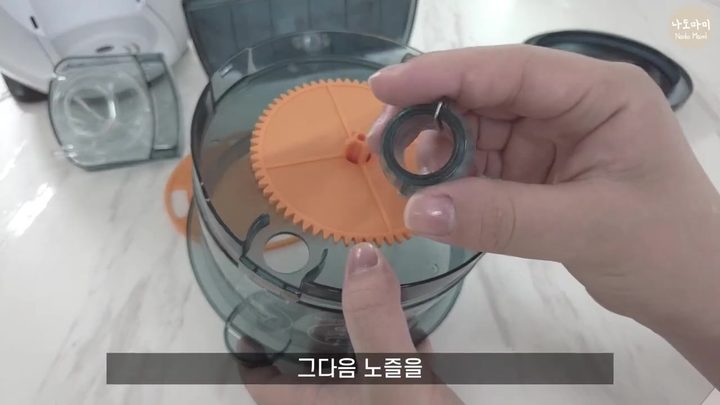 7단계 노즐을 오른쪽으로 돌려 끼우기 — 브라비 자동분유제조기 화면
