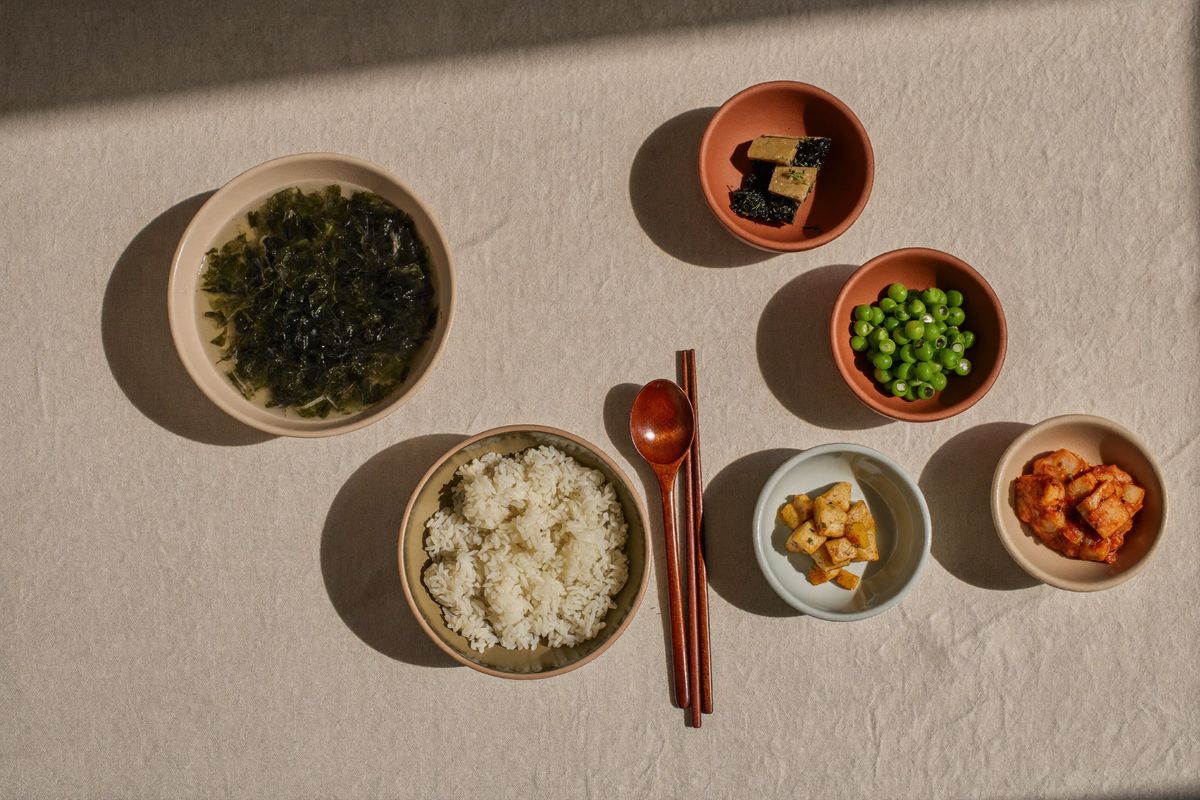 미역국과 흰밥, 반찬으로 차린 산후 회복식 상차림