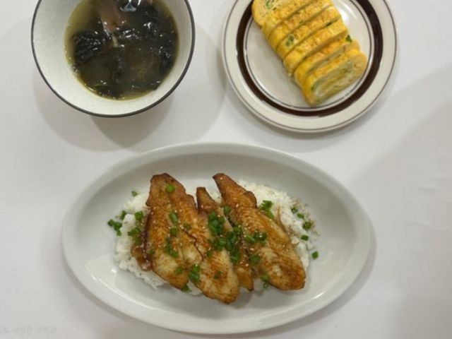 산후 회복식으로 차린 미역국과 반찬 상차림