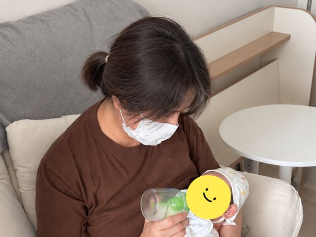 관리사가 신생아에게 젖병으로 수유하는 모습